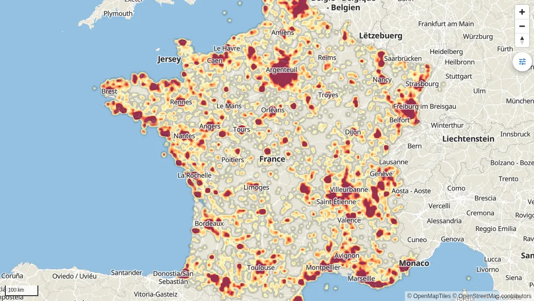 Carte de chaleur des accidents de vélo en France : les zones les plus denses apparaissent en rouge foncé autour des grandes agglomérations